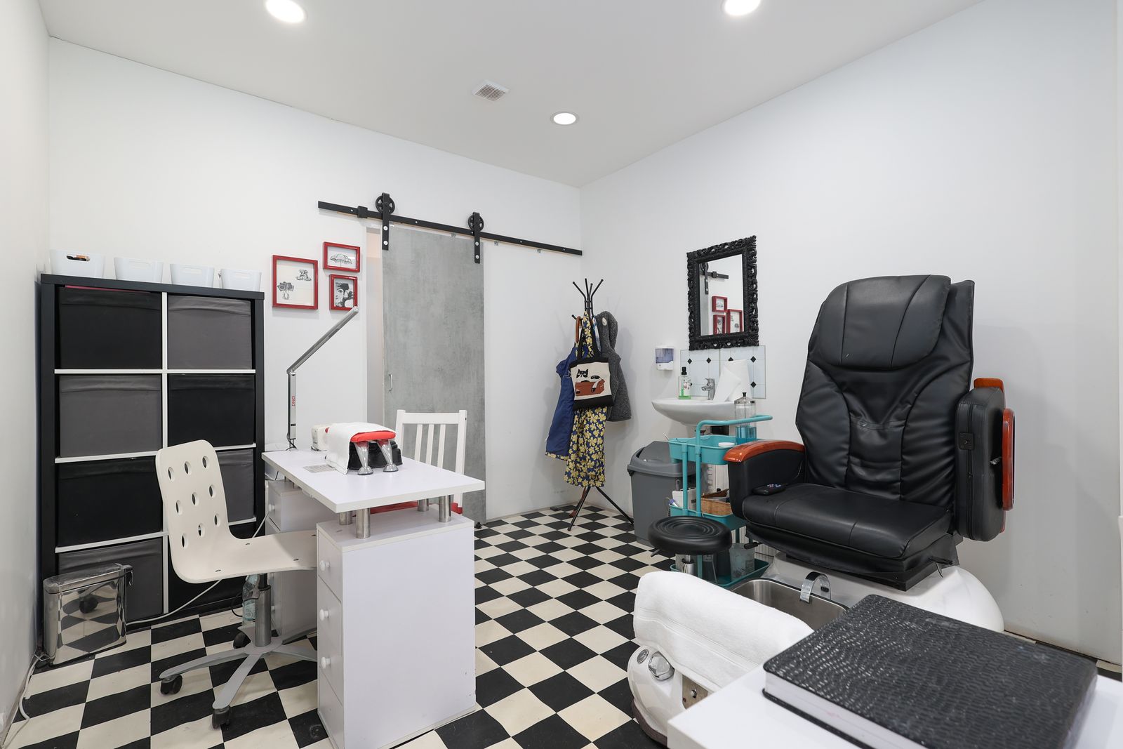 High Quality Nail Salon Established for 7 Years in Excellent Trading Location in Glasgow Suburb, photo 2